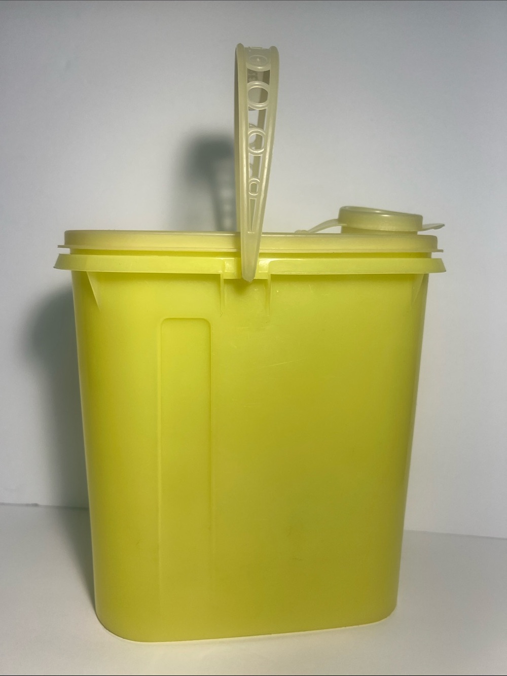 Vintage Tupperware Beverage Buddy Yellow 2 Quart Pitcher with Lid & Handle